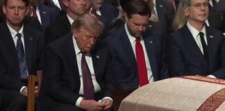 VIDEO/ Momenti viral: Trump i ofron karamele JD Vance gjatë funeralit të Lindsey Graham, zëvendëspresidenti e refuzon