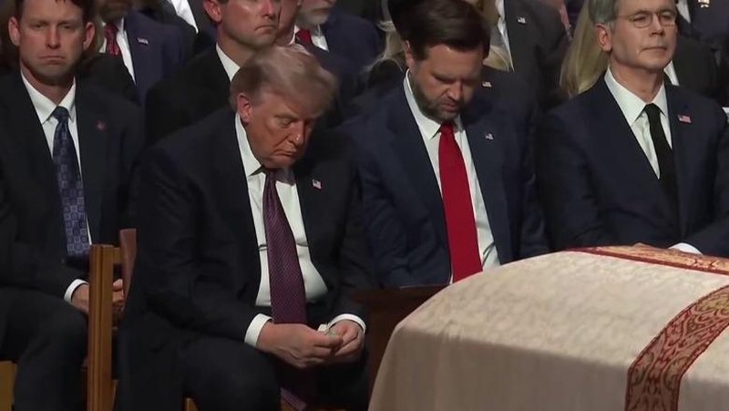 VIDEO  Momenti viral  Trump i ofron karamele JD Vance gjatë funeralit të Lindsey Graham  zëvendëspresidenti e refuzon