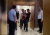 Ish-deputeti Jenisheri merr pjesë Kuvendin Kombëtar të protestës, nxirret me dhunë nga rojet e sigurisë