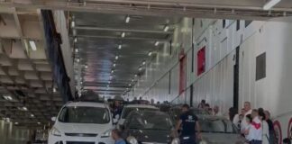 Fluks i lartë në Portin e Vlorës, mbërrijnë qindra turistë dhe automjete