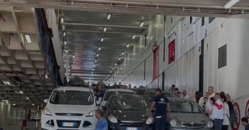 Fluks i lartë në Portin e Vlorës  mbërrijnë qindra turistë dhe automjete