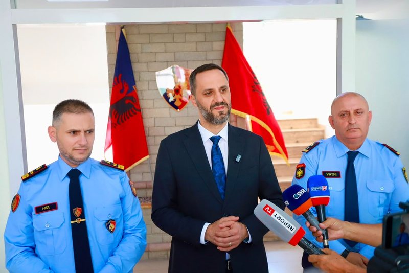 Inaugurohen ambientet e reja të policisë në Berat  Lamallari  Dorëheqja  Nuk merrem me portalet  por vetëm me punë
