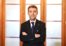 Incidentet në protestë, Ministri Hoxha: Devijoi nga flamingot te arkivoli, duhet dialog