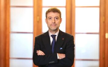 Incidentet në protestë, Ministri Hoxha: Devijoi nga flamingot te arkivoli, duhet dialog
