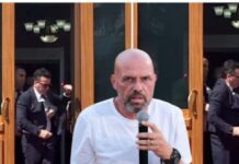 Agron Shehaj nuk u lejua të futej në sallë, Ylli Manjani: Të isha në vendin e gardistëve, do t’ia fusja me shpullë turinjve