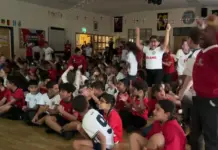 Shkolla bëhet stadium, nxënësit shikojnë ndeshjen e Botërorit në orarin e mësimit