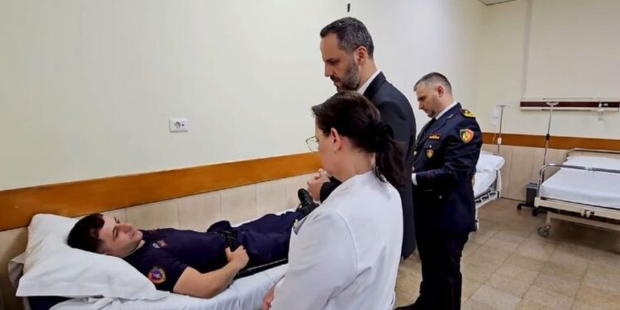 Tensionet para Kuvendit  Lamallari e Hita vizitojnë policët e plagosur  Akt kriminal