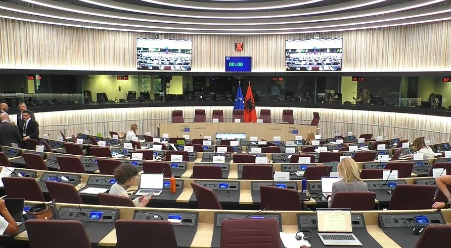 Mbledhja e Stabilizim Asociimit Shqipëri BE   Inkurajojmë që protestat të jenë paqësore   zyrtari i KE  Tirana zyrtare ka avancuar në mënyrë mbresëlënëse