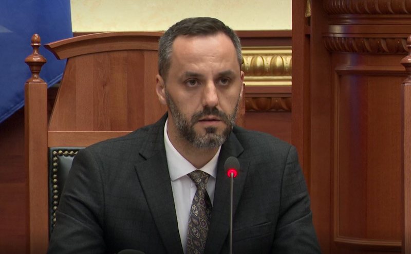 Lamallari në Kuvend  Policia vepron sipas ligjit  opozita të distancohet nga dhuna dhe personat me kapuç