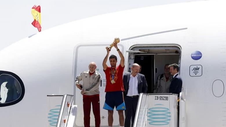 Spanja kthehet në shtëpi si kampione Bote  Mbreti Felipe  Një fitore epike