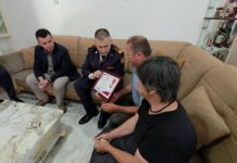 Drejtori i Përgjithshëm i Policisë së Shtetit, Drejtues Madhor Skënder Hita, i dorëzon familjes së Dëshmorit të Atdheut medaljen e mirënjohjes