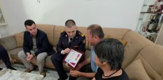 Drejtori i Përgjithshëm i Policisë së Shtetit, Drejtues Madhor Skënder Hita, i dorëzon familjes së Dëshmorit të Atdheut medaljen e mirënjohjes
