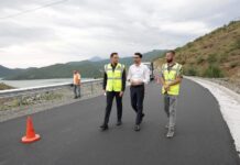 Karakaçi inspekton punimet në rrugën e Komanit: Investim strategjik për sektorin energjetik dhe zhvillimin e turizmit në zonë