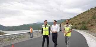 Karakaçi inspekton punimet në rrugën e Komanit: Investim strategjik për sektorin energjetik dhe zhvillimin e turizmit në zonë