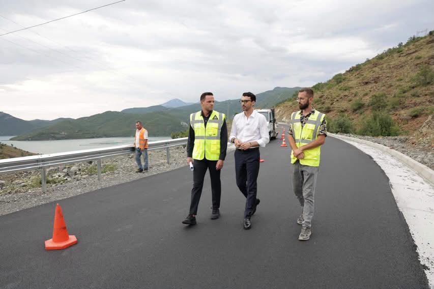 karakaci-inspekton-punimet-ne-rrugen-e-komanit-investim-strategjik-per-sektorin-energjetik-dhe-zhvillimin-e-turizmit-ne-zone