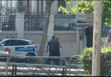 Sulmet e protestuesve para parlamentit, lëndohet një polic