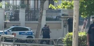 Sulmet e protestuesve para parlamentit, lëndohet një polic