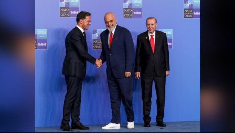 Atletet e kryeministrit marrin vëmendje në Samit   The Guardian   Një tjetër moment nga  moda e NATO s