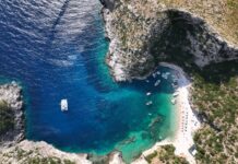 “Si Viaggia”: Gjiri i Gramës, perla e fshehur e Karaburunit që po mahnit botën