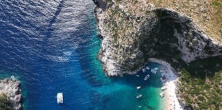 “Si Viaggia”: Gjiri i Gramës, perla e fshehur e Karaburunit që po mahnit botën