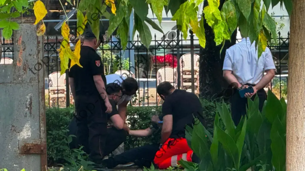Incidentet para Kuvendit  plagosen tre efektivë dhe tre protestues  tubuesit hedhin gurë drejt policisë
