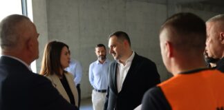 Ministri i Mbrojtjes Ermal Nufi inspekton ecurinë e investimit të kompanisë Guna Tactical: “Industria e mbrojtjes, një shtyllë e re e zhvillimit ekonomik dhe sigurisë kombëtare”