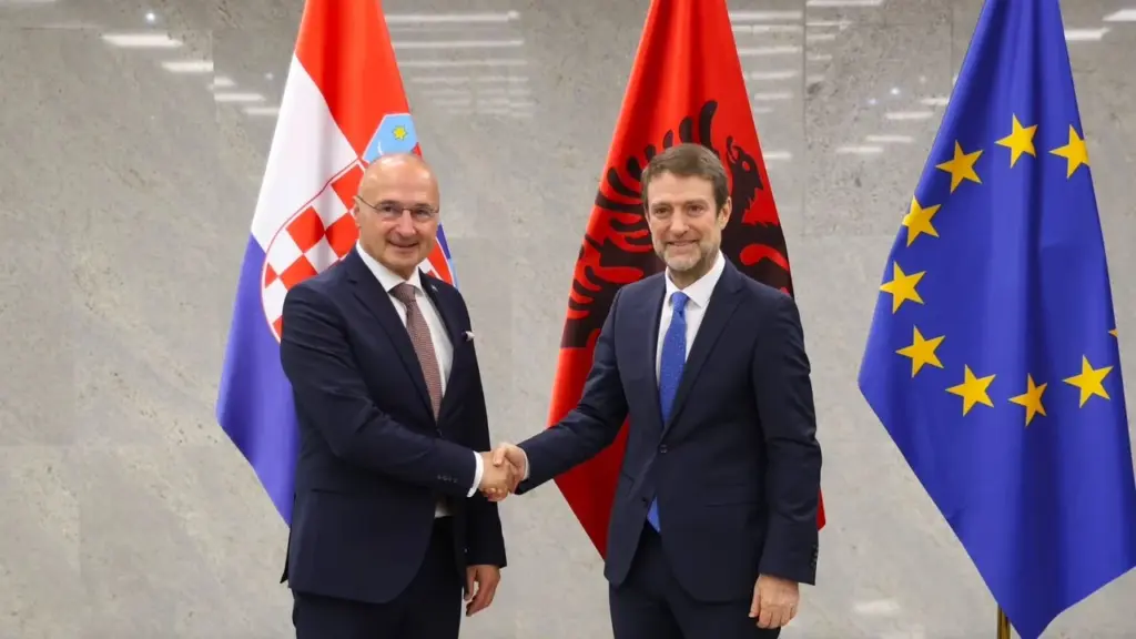 Shqipëria i përgjigjet Vuçiçit  ministri Hoxha takon homologun kroat  Retorika nacionaliste s mund të tërheqë zvarrë rajonin