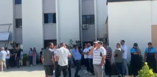 Protesta në Klos kundër propozimit për reformën territoriale, administrata bojkoton punën