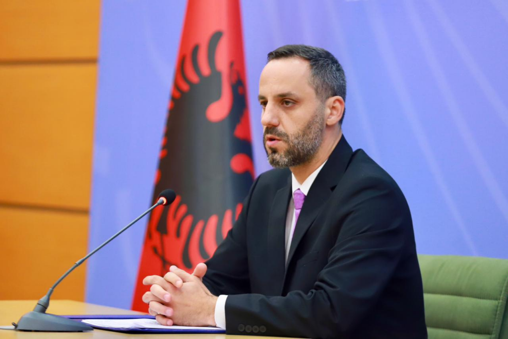 Shoferët shkelin rregullat  Lamallari i prerë  Rrugët nuk do t ua lëmë në dorë kamikazëve 