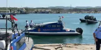 Mjeti lundrues me 11 emigrantë të paligjshëm rrezikoi mbytjen në brigjet e Vlorës, shpëtohen nga Policia Kufitare