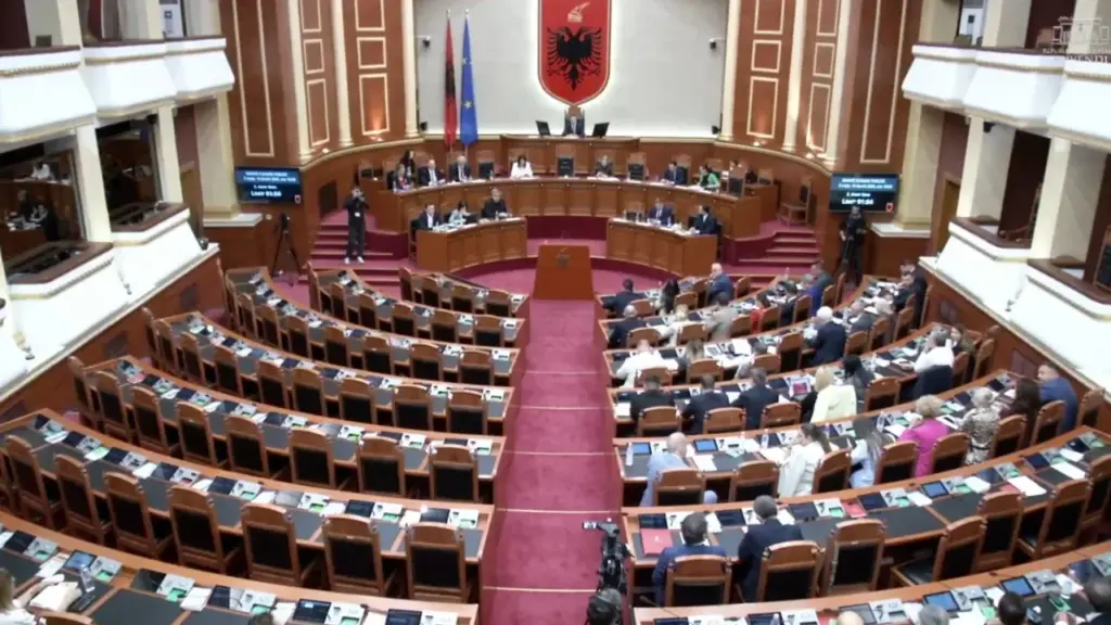 PS  porosi  deputetëve socialistë për të mos u larguar nga Tirana  Një tjetër seancë plenare më 30 korrik  zbulohen temat e diskutimit