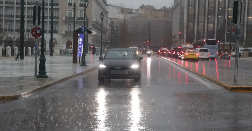 Stuhia e fuqishme godet Greqinë  Athina përfshihet nga reshjet dhe rrufetë  mbi 100 mijë shkarkime elektrike