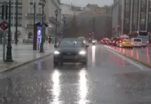 Stuhia e fuqishme godet Greqinë/ Athina përfshihet nga reshjet dhe rrufetë, mbi 100 mijë shkarkime elektrike