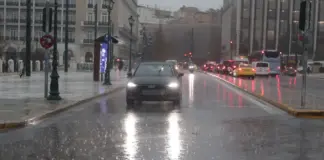 Stuhia e fuqishme godet Greqinë/ Athina përfshihet nga reshjet dhe rrufetë, mbi 100 mijë shkarkime elektrike