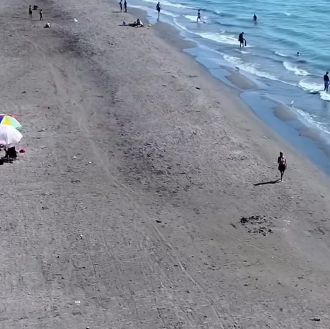 Plazhi i Semanit në Fier tërheq pushues me rërën kurative dhe detin e ngrohtë