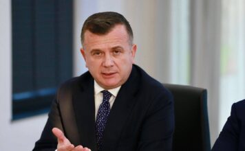 Arkivoli në protestë, Balla tregon kush e solli dhe sulmon Berishën: E ka bëre 28 vite më parë