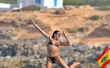 Dua Lipa feston ditëlindjen e 31-të mes pushimeve luksoze në Ibiza me familjarët dhe shoqërinë