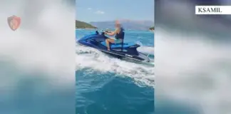 Hyri me Jet Ski në zonën ku laheshin pushuesit në Ksamil, policia bllokon mjetin dhe gjobit pronarin me 500 mijë lekë