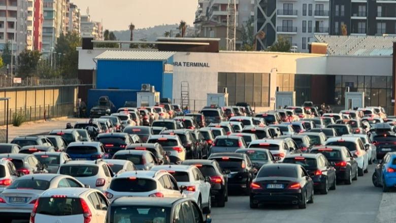 Porti i Vlorës në kulmin e sezonit  rreth 2700 pasagjerë mbërrijnë sot me tre tragete nga Brindisi