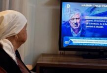 ‘Asnjë derë burgu nuk mund ta ndajë nënën nga djali’, i biri i Hashim Thaçit publikon foton e gjyshes duke ndjekur intervistën e ish-presidentit të Kosovës