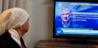 ‘Asnjë derë burgu nuk mund ta ndajë nënën nga djali’, i biri i Hashim Thaçit publikon foton e gjyshes duke ndjekur intervistën e ish-presidentit të Kosovës