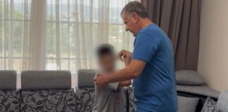 Zbriti në Rinas me 79-vjeçaren që u kujdes për të në Siri, 9-vjeçari i bashkohet familjes në Rrogozhinë