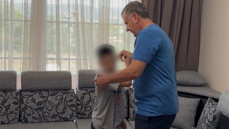 Zbriti në Rinas me 79 vjeçaren që u kujdes për të në Siri  9 vjeçari i bashkohet familjes në Rrogozhinë