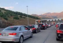 Fluks i lartë mjetesh në Morinë, pushuesit nga Kosova i drejtohen bregdetit shqiptar në kulmin e sezonit turistik