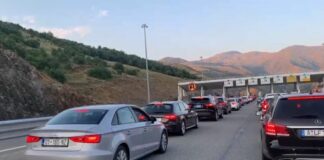Fluks i lartë mjetesh në Morinë, pushuesit nga Kosova i drejtohen bregdetit shqiptar në kulmin e sezonit turistik