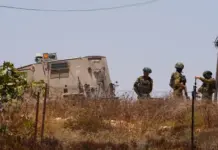 Izraeli dërgon trupa në Bregun Perëndimor, familjet palestineze mbahen të rrethuara nga kolonët hebrenj