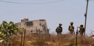 Izraeli dërgon trupa në Bregun Perëndimor, familjet palestineze mbahen të rrethuara nga kolonët hebrenj