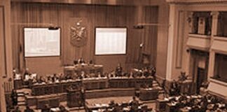 Dossier/ Parlament 1993, Debati mes Dashamir Shehit dhe Teodor Kekos që përfundoi në batuta me policë