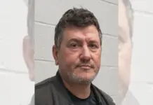 U arrestua pas 30 vitesh në arrati vrasësi i vëllezërve në Patos dhe një vajze në Belgjikë, SHBA ekstradon në Shqipëri Sokol Hoxhën