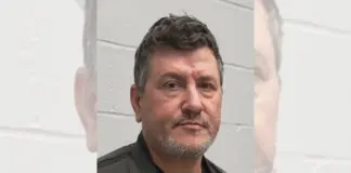U arrestua pas 30 vitesh në arrati vrasësi i vëllezërve në Patos dhe një vajze në Belgjikë, SHBA ekstradon në Shqipëri Sokol Hoxhën